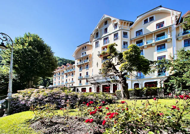 La façade du Splendid dans le parc thermal d’Allevard